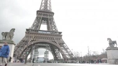 Paris 'teki Fransız Metal Eyfel Kulesi. Avrupa 'nın Romantik Aşk Sembolü. Yol. 