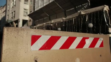 Somut blok, cadde boyunca trajedi bariyerinin aşıldığı bir engel..
