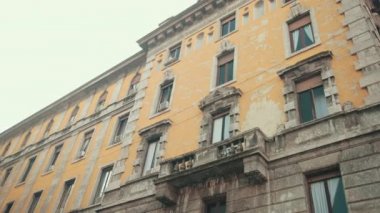 Terk Edilmiş Sarı Apartman Binası İtalya, Milano 'da, Duvarlarda Çatlamış Alçı
