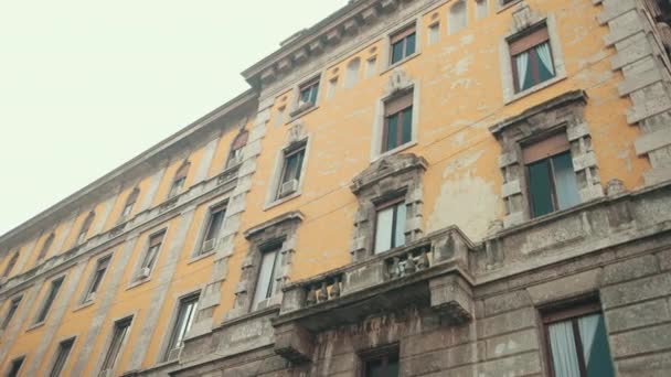 Εγκαταλελειμμένο κτίριο κίτρινο διαμέρισμα στην Ιταλία, Μιλάνο, ραγισμένο γύψο στους τοίχους — Αρχείο Βίντεο