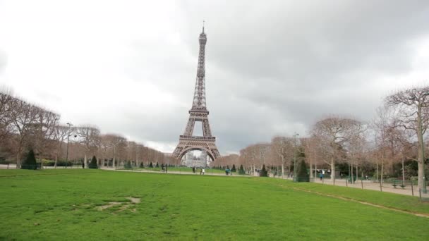 A híres francia fém Eiffel-torony Párizsban. A szerelem európai romantikus szimbóluma. — Stock videók