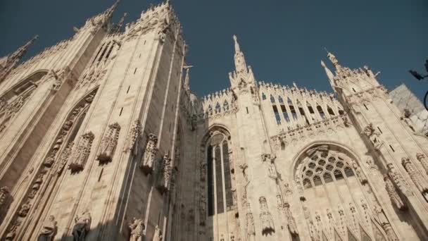 El mundialmente famoso Duomo En Milán, Italia, Lombardía. Vista de cerca desde abajo — Vídeos de Stock