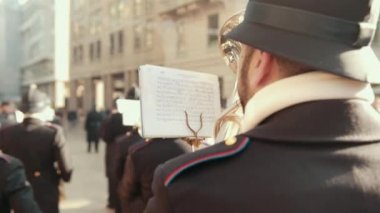 Müzisyen kağıda bakar, notalı kağıt çalar, rüzgar enstrümanı çalar, tuba. Geri