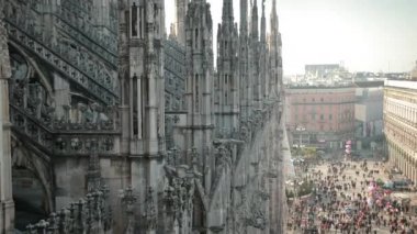 Aziz ve şehitlerin heykelleri Katedral Milan Duomo di Milano 'yu süslüyor.