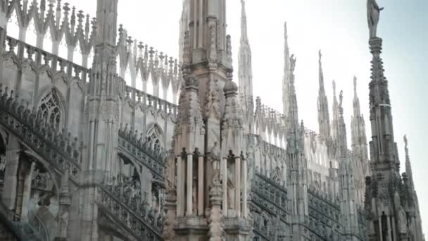 Γλυπτά αγίους και μάρτυρες που διακοσμούν τον καθεδρικό ναό Milan Duomo di Milano — Αρχείο Βίντεο