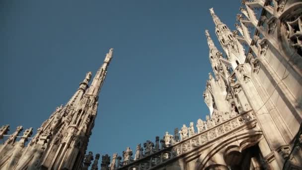 Aziz ve şehitlerin heykelleri Katedral Milan Duomo di Milano 'yu süslüyor. — Stok video