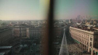 Aziz ve şehitlerin heykelleri Katedral Milan Duomo di Milano 'yu süslüyor.