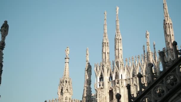 Sochy svatých a mučedníků zdobí katedrálu Milan Duomo di Milano — Stock video