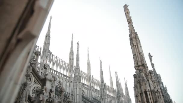 Sochy svatých a mučedníků zdobí katedrálu Milan Duomo di Milano — Stock video