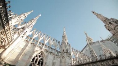 Aziz ve şehitlerin heykelleri Katedral Milan Duomo di Milano 'yu süslüyor.