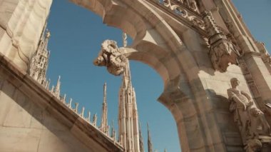 Aziz ve şehitlerin heykelleri Katedral Milan Duomo di Milano 'yu süslüyor.