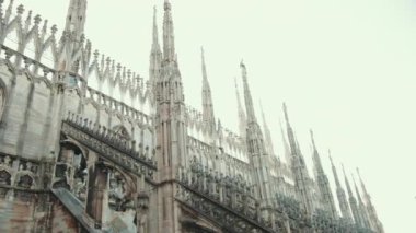Aziz ve şehitlerin heykelleri Katedral Milan Duomo di Milano 'yu süslüyor.