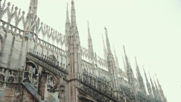 Rzeźby świętych i męczenników zdobiących katedrę Mediolan Duomo di Milano — Wideo stockowe