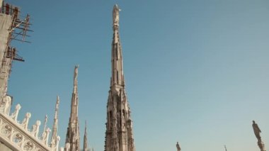 Aziz ve şehitlerin heykelleri Katedral Milan Duomo di Milano 'yu süslüyor.