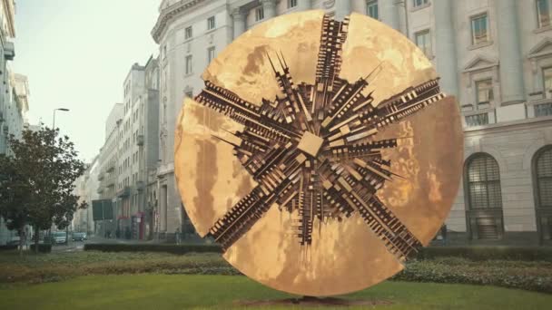 Дискотека, абстрактная бронзовая круглая скульптура современной ценности — стоковое видео