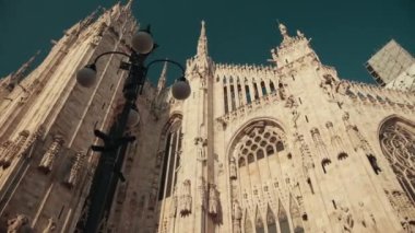 Milano, İtalya ve Lombardiya 'daki dünyaca ünlü Duomo. Aşağıdan Yakından Görünüm