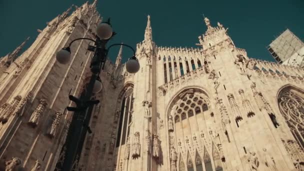 De wereldberoemde Duomo in Milaan, Italië, Lombardije. Close-up van onderaf bekijken — Stockvideo