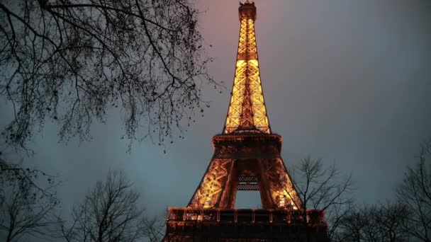 Eiffel Tower lighten up in the evening performance show Paris visited monument — Stock Video