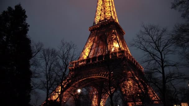 Wieża Eiffla rozjaśnia się w wieczornym spektaklu Paris odwiedził pomnik — Wideo stockowe