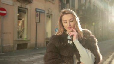 Kadın Avrupa 'nın güzel şehri Milan' da baştan çıkarıcı pozlar veriyor..