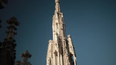 Aziz ve şehitlerin heykelleri Katedral Milan Duomo di Milano 'yu süslüyor.