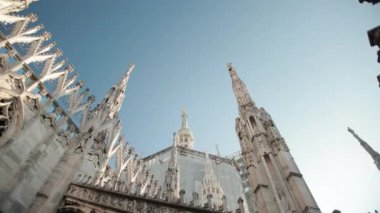 Aziz ve şehitlerin heykelleri Katedral Milan Duomo di Milano 'yu süslüyor.