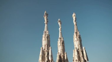 Aziz ve şehitlerin heykelleri Katedral Milan Duomo di Milano 'yu süslüyor.