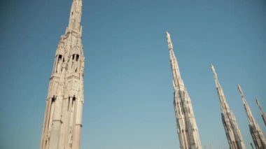 Aziz ve şehitlerin heykelleri Katedral Milan Duomo di Milano 'yu süslüyor.