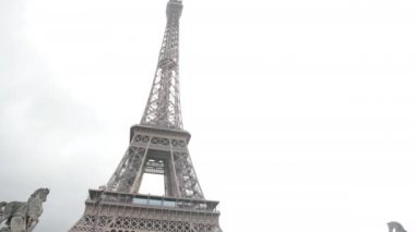 Paris 'teki Fransız Metal Eyfel Kulesi. Avrupa 'nın Romantik Aşk Sembolü. Yol. 