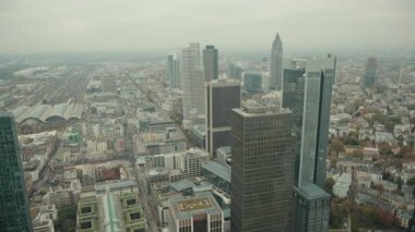 Frankfurt 'un modern, pahalı, zengin şehri manzarası Almanya' nın en üst tabakasındayım.
