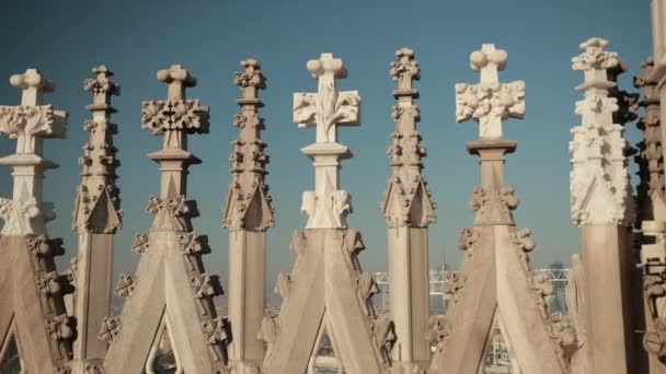 Beeldhouwwerken heiligen en martelaren versieren de kathedraal Milaan Duomo di Milano — Stockvideo