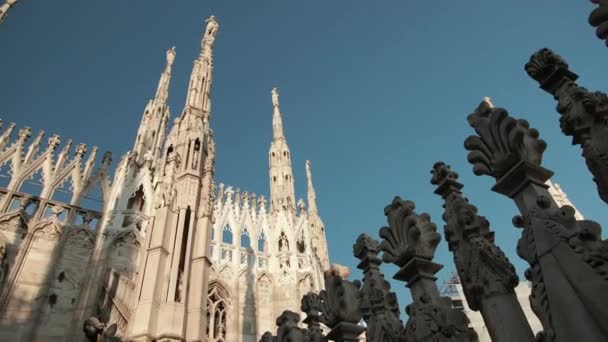 Esculturas santos y mártires decorando la Catedral de Milán Duomo di Milano — Vídeos de Stock