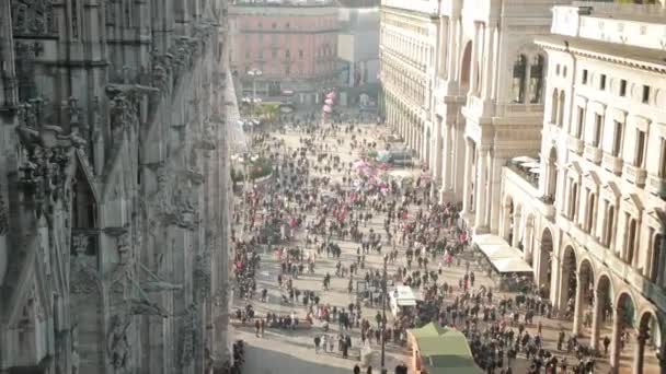 Sculptures saints and martyrs decorating the Cathedral Milan Duomo di Milano — Stock Video