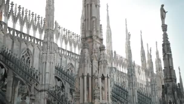 Sochy svatých a mučedníků zdobí katedrálu Milan Duomo di Milano — Stock video