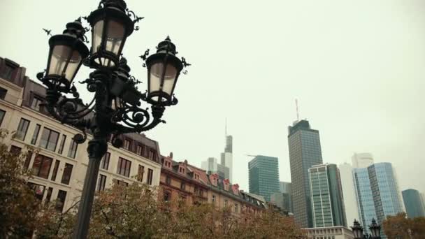 Połączenie nowoczesnej i starej architektury niemieckiej z wysokimi drapaczami chmur, budynkami — Wideo stockowe