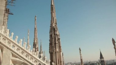 Aziz ve şehitlerin heykelleri Katedral Milan Duomo di Milano 'yu süslüyor.