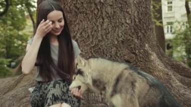 Çekici Sarışın Kadın, Saf Sibirya Köpeği Parkta Besliyor