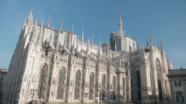 Berömda historiska monumentet Duomo Milan Italien, Majestätiska gotiska templet, Inga människor — Stockvideo