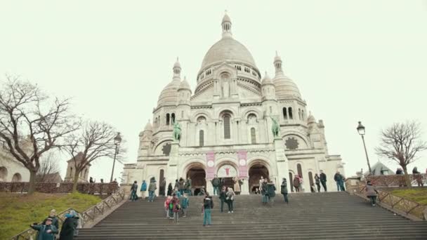 Basiliek van het Heilig Hart Parijs, Frankrijk is een rooms-katholieke kerk. — Stockvideo