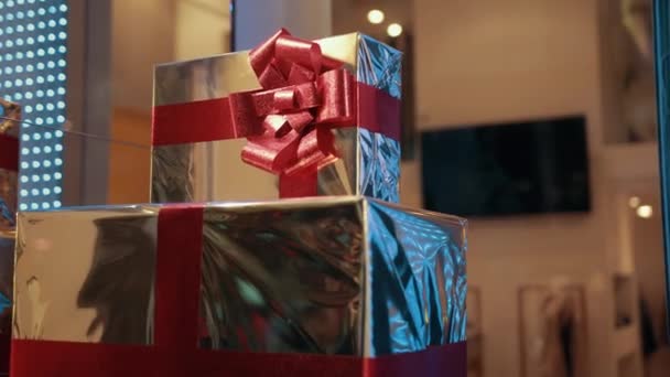 Des boîtes-cadeaux de couleur or avec ruban rouge attendent le propriétaire, surprise emballée — Video