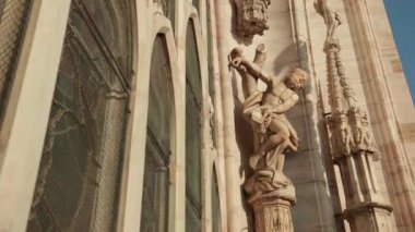 Aziz ve şehitlerin heykelleri Katedral Milan Duomo di Milano 'yu süslüyor.