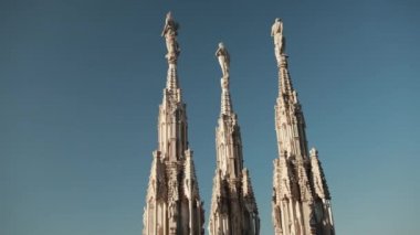 Aziz ve şehitlerin heykelleri Katedral Milan Duomo di Milano 'yu süslüyor.