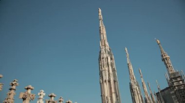 Aziz ve şehitlerin heykelleri Katedral Milan Duomo di Milano 'yu süslüyor.