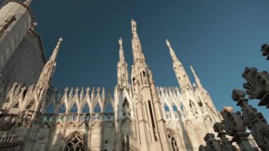 Aziz ve şehitlerin heykelleri Katedral Milan Duomo di Milano 'yu süslüyor.