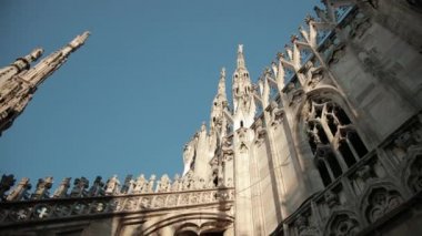 Aziz ve şehitlerin heykelleri Katedral Milan Duomo di Milano 'yu süslüyor.
