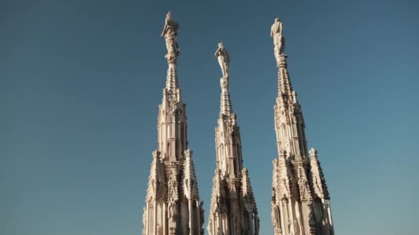 Skulpturer helgon och martyrer dekorera katedralen Milan Duomo di Milano — Stockvideo