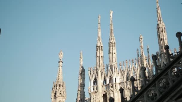 Patung orang-orang kudus dan martir menghiasi Katedral Milan Duomo di Milano — Stok Video