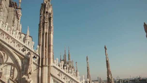 Skulpturer helgon och martyrer dekorera katedralen Milan Duomo di Milano — Stockvideo