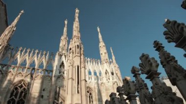 Aziz ve şehitlerin heykelleri Katedral Milan Duomo di Milano 'yu süslüyor.