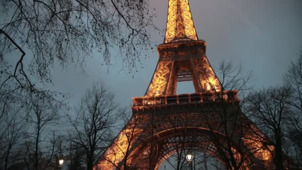 Torre Eiffel iluminar-se no show de desempenho da noite Paris visitou monumento — Vídeo de Stock